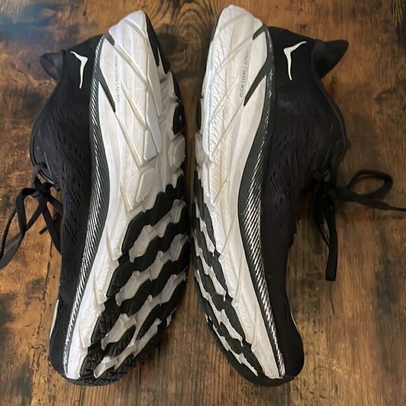Hoka One One Men's Clifton 8
Black-White Size 9.5 - Picture 5 of 8